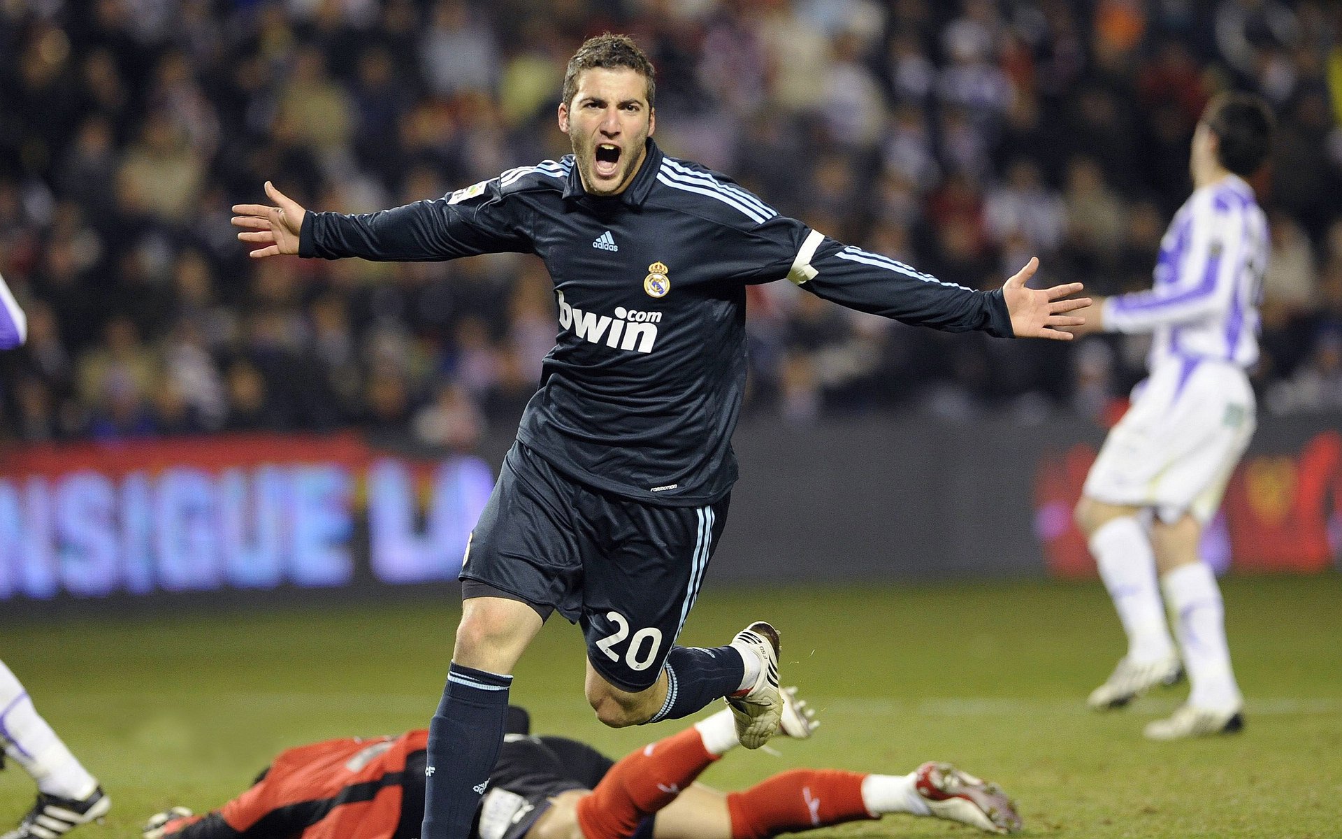 精彩回顾：本轮比赛最激烈的争夺瞬间，比赛竞争激烈